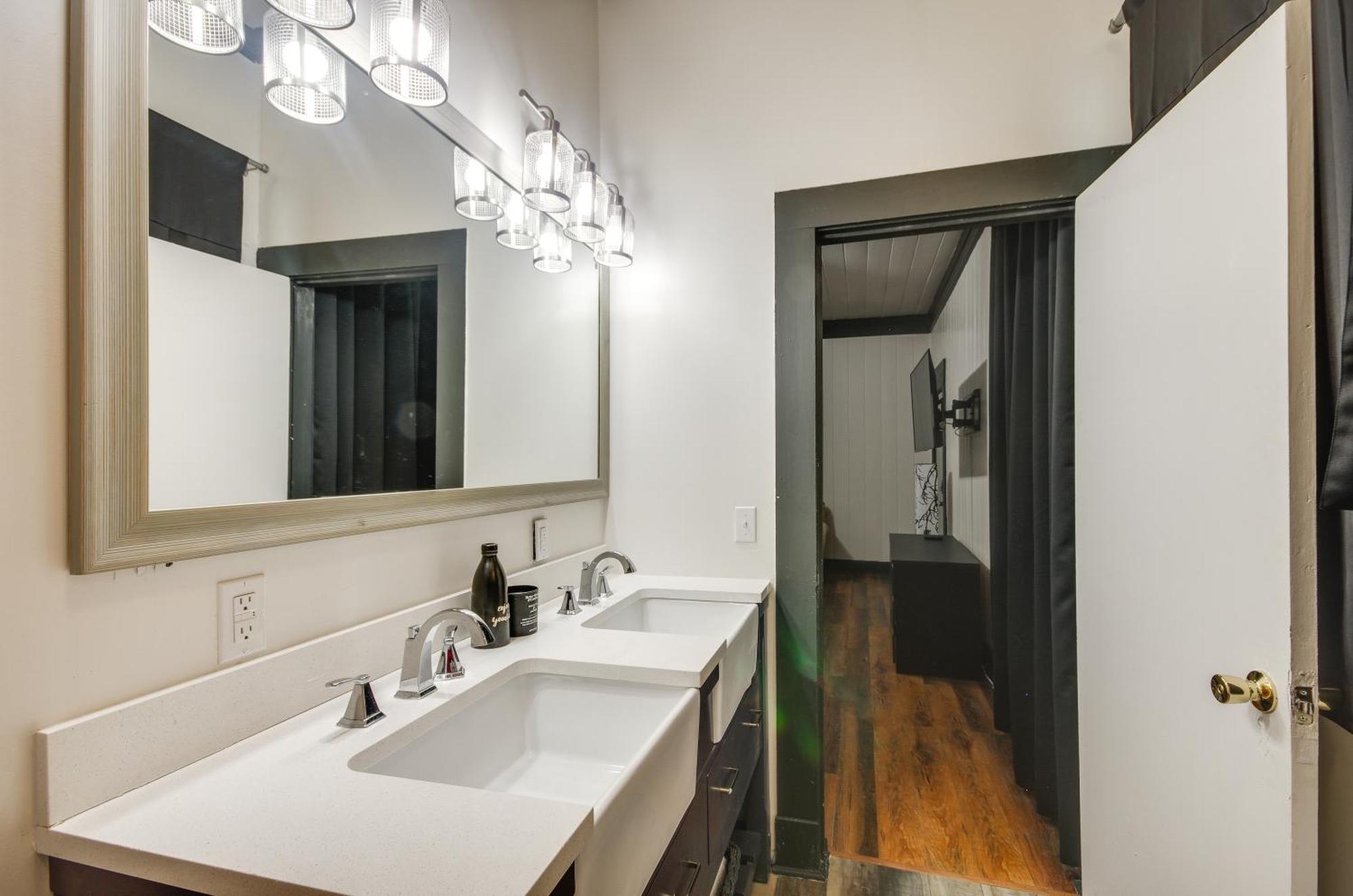 Modern Greenwood Studio Less Than 1 Mi To Downtown! Extérieur photo