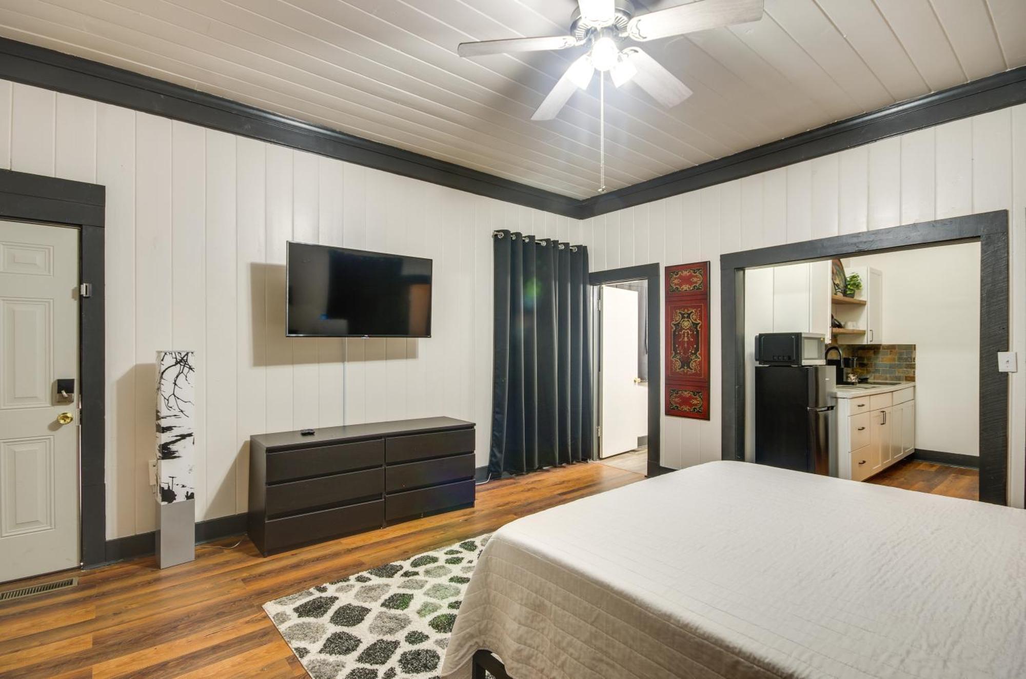 Modern Greenwood Studio Less Than 1 Mi To Downtown! Extérieur photo