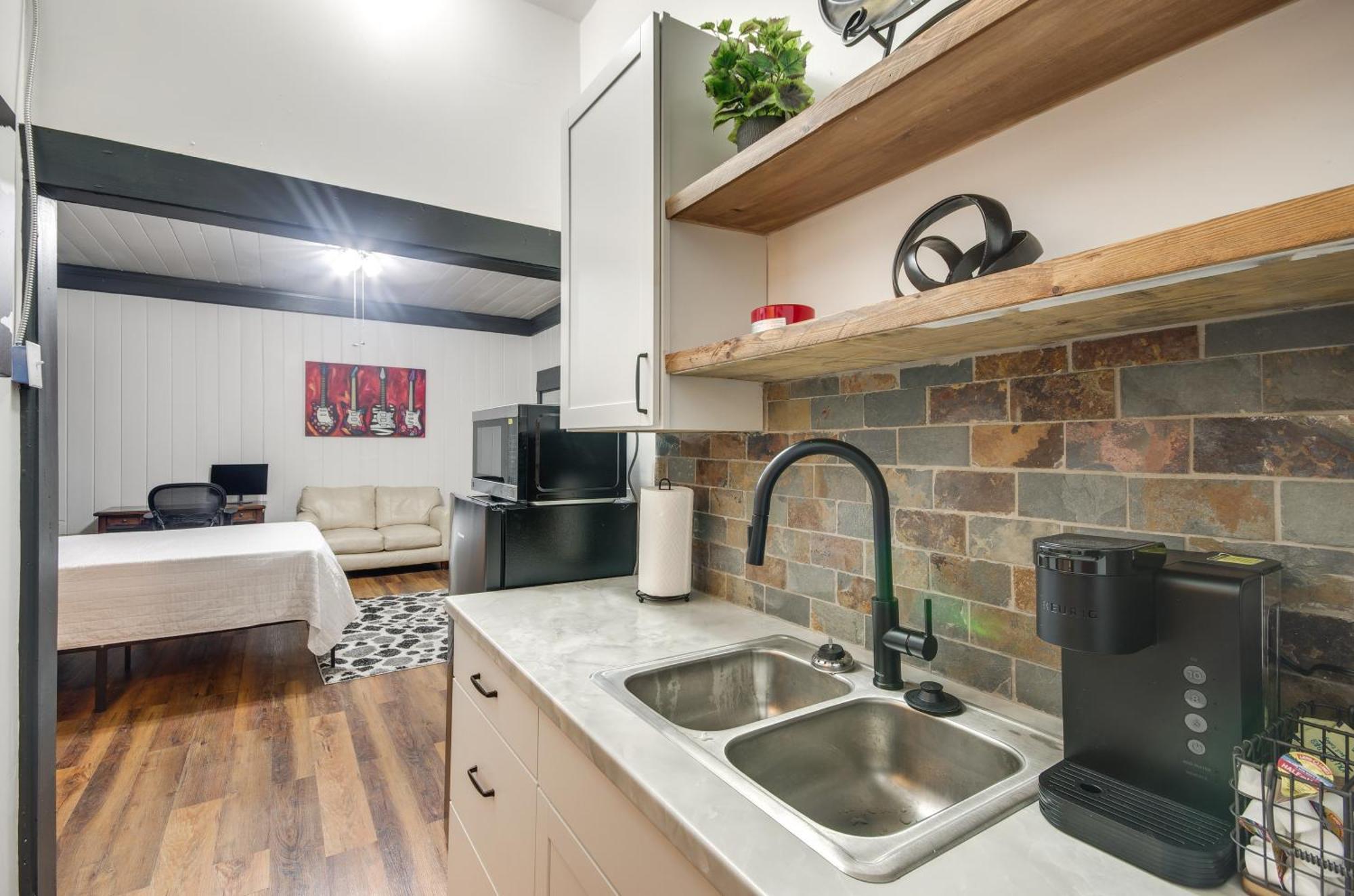 Modern Greenwood Studio Less Than 1 Mi To Downtown! Extérieur photo